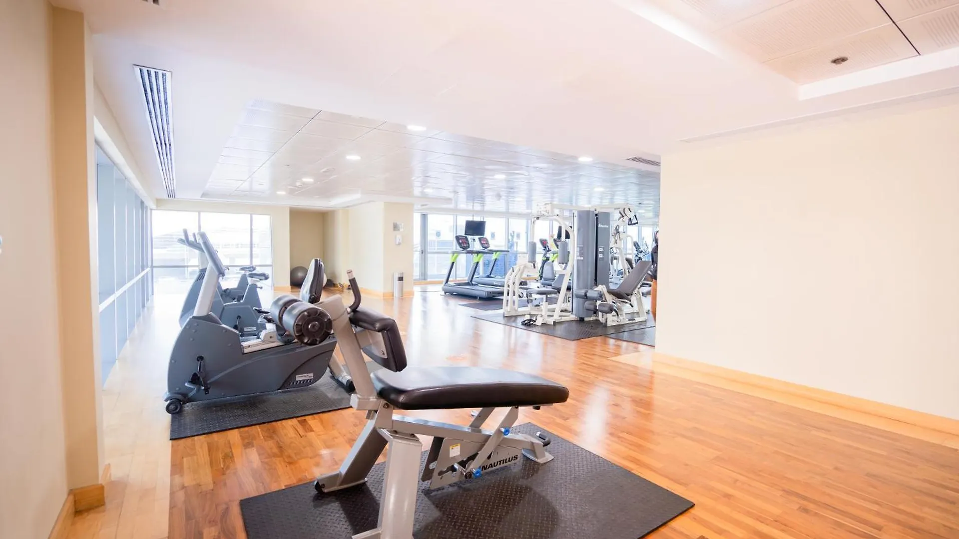 1Br Apt Near Metro Jlt Pool Gym Fast Wi-Fi Dubaj